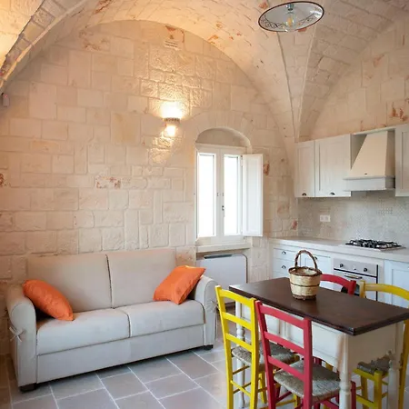Tower House In Puglia With Pool And Coast Views בית נופש