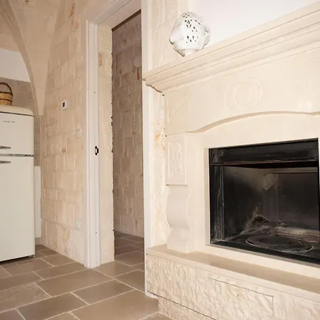 Tower House In Puglia With Pool And Coast Views בית נופש