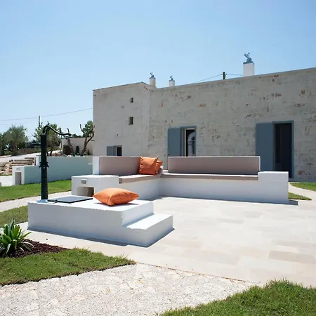Tower House In Puglia With Pool And Coast Views בית נופש